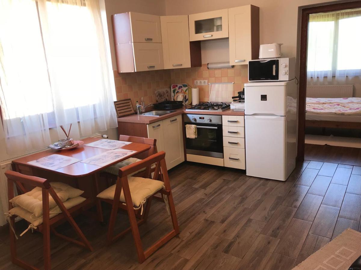Simon Vendeghaz Balatongyoeroek Apartment Bagian luar foto
